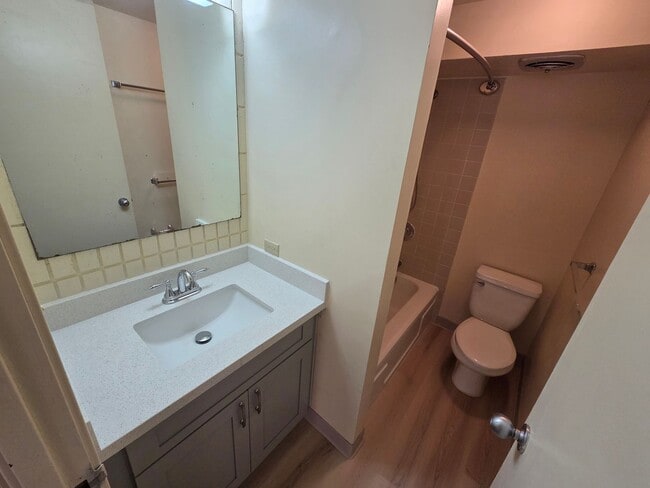 Building Photo - Charming 2 bed, 2 bath, with 1 secured covered parking stall and In-Unit Washer/Dryer. Available Now