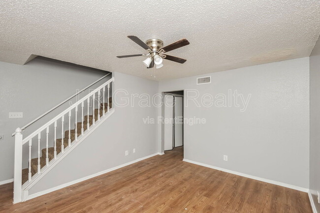 Building Photo - 5933 Shadydell Dr