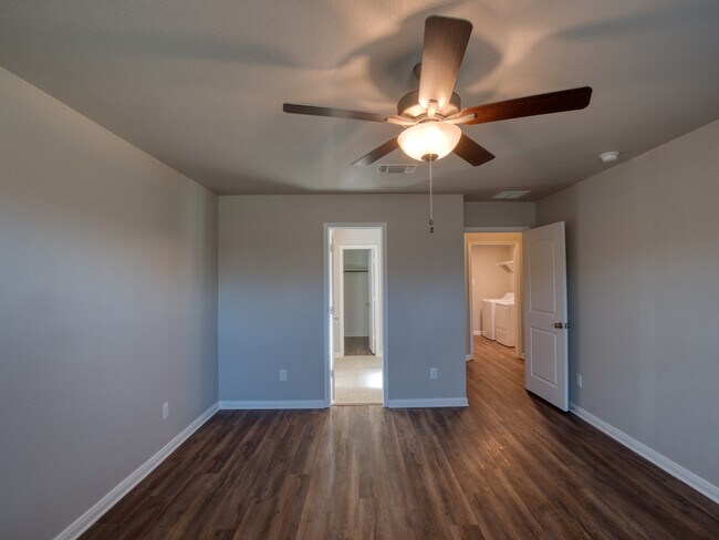 Building Photo - 1368 Kingsgate Dr