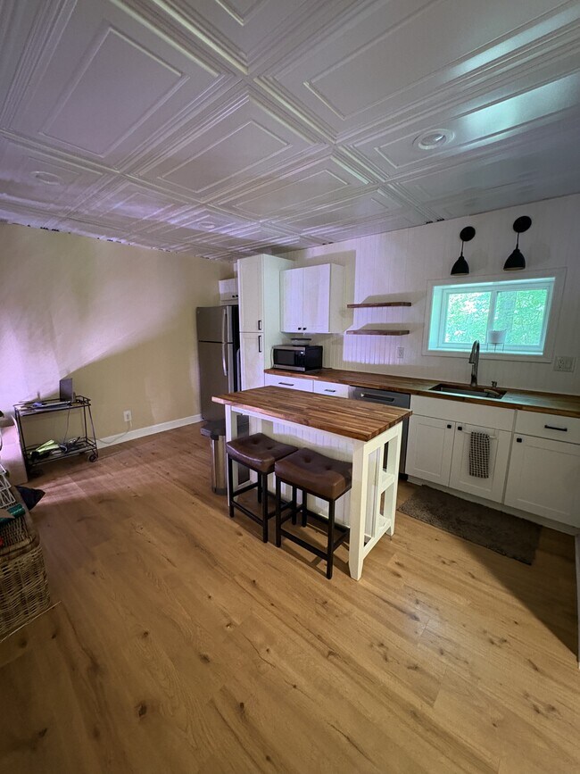 Building Photo - 321 N Valley View Dr