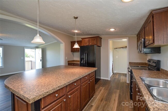 Building Photo - 711 W C J Thomas Rd