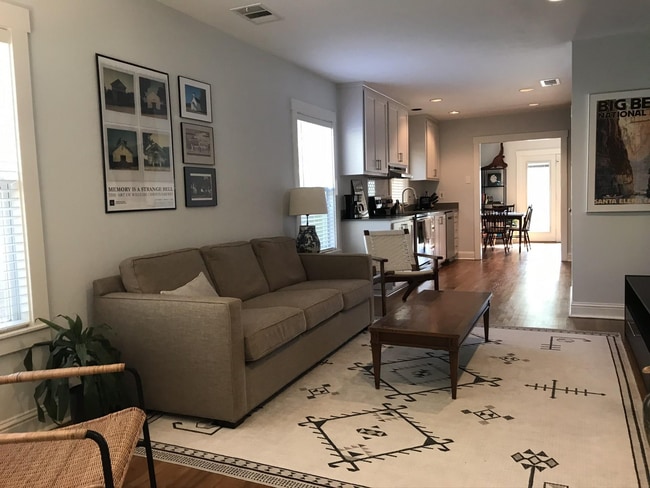 Building Photo - Hyde Park gem with Casita!!!