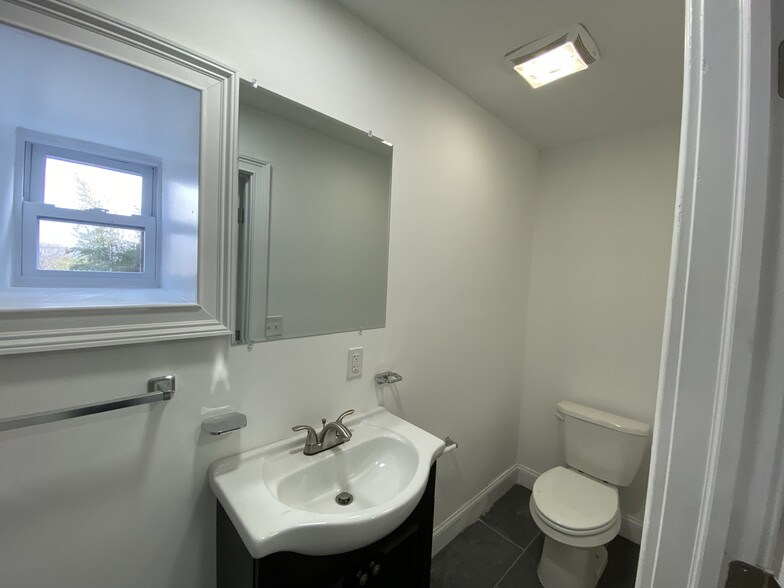 Building Photo - 301 Lilac Ln