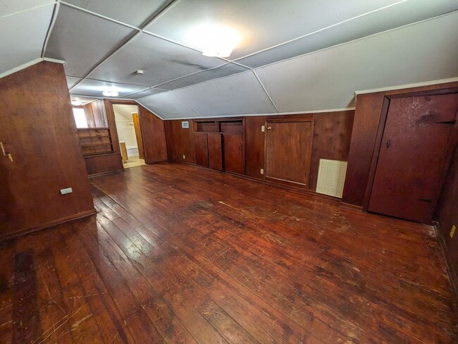 Building Photo - 3170 Roberts Ave