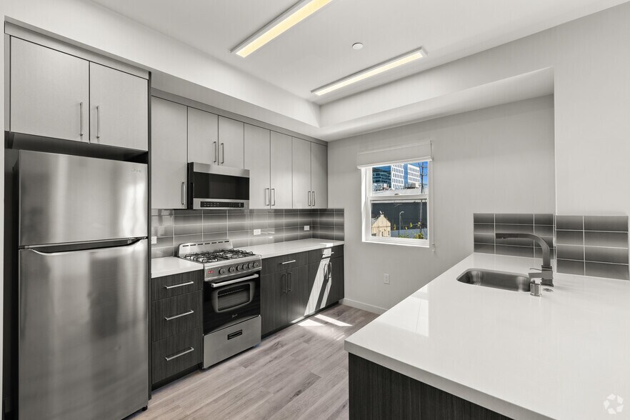 2BR, 2BA - 1,075SF - Kitchen - The Dream on Tamarind