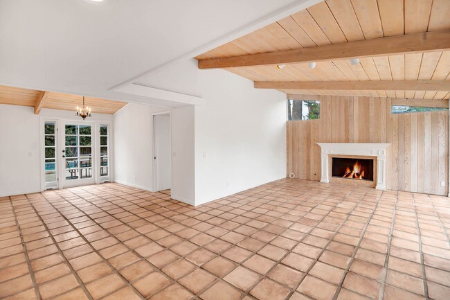 Building Photo - Stunning Woodland Hills Pool Home – South ...
