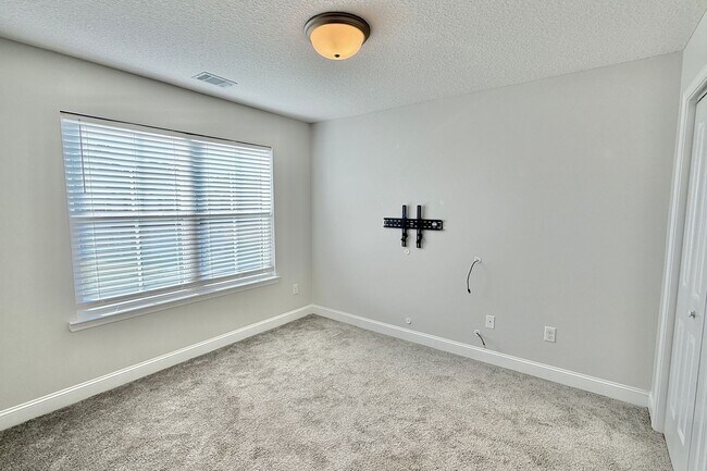 Building Photo - AVAILABLE NOW! (Pet Friendly)