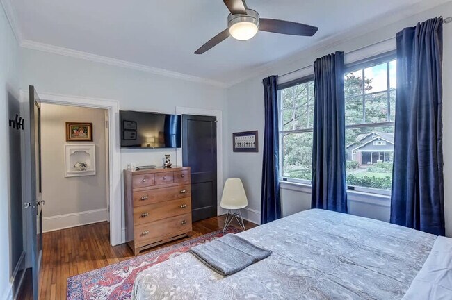 Building Photo - 518 Lamar Ave