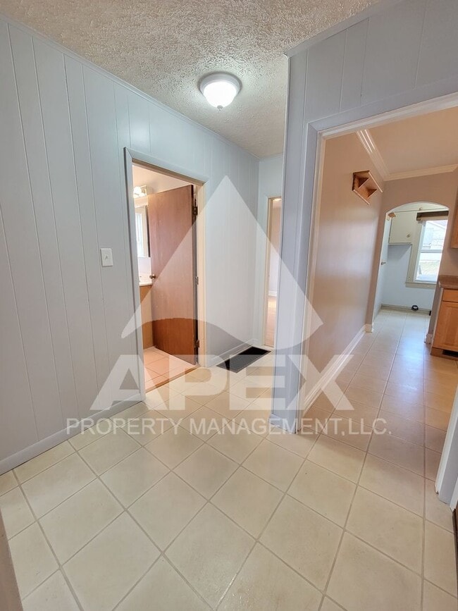 Building Photo - Craftsman Style 2 Bd 1- Ba Single Family H...