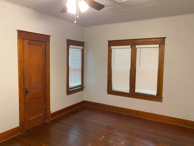 Building Photo - 324 S Benjamin St