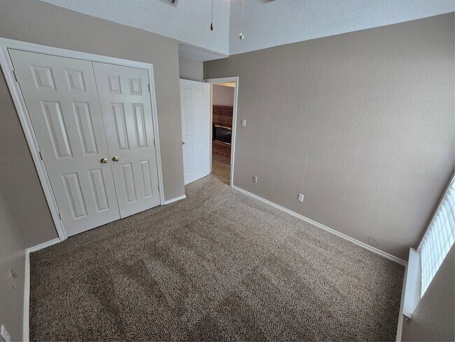 Building Photo - 2609 Classic Ct E