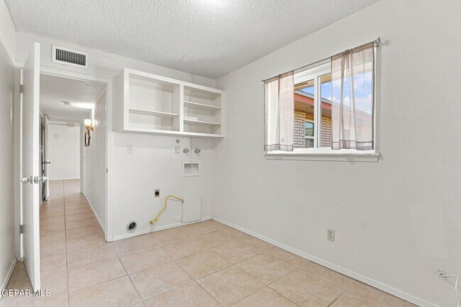 Building Photo - 6621 Mesa Grande Ave