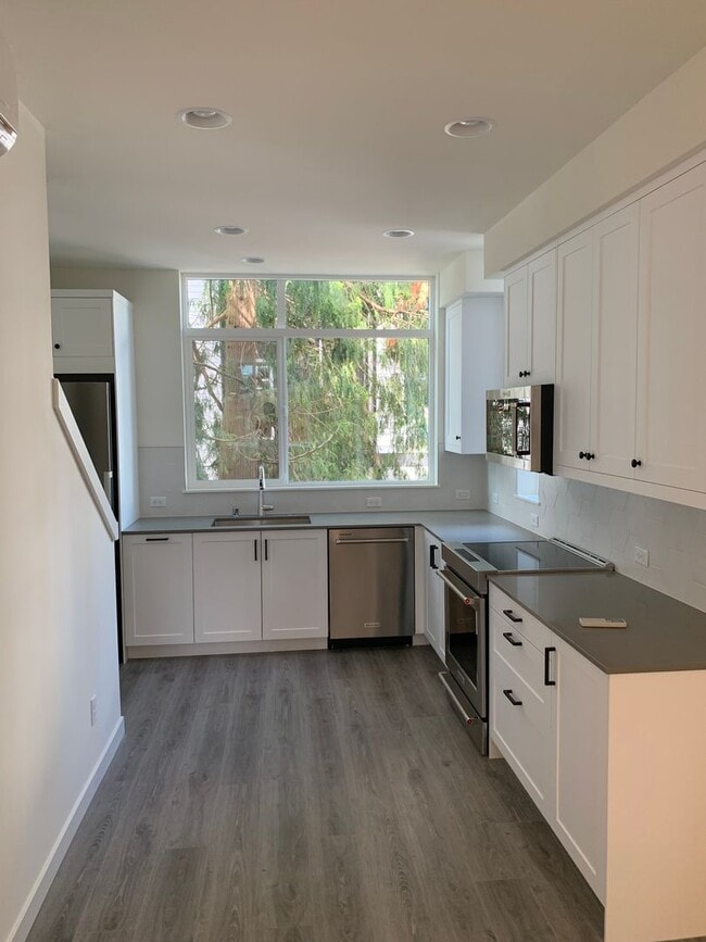 Building Photo - Luxury 2 beds/2 baths townhome in Wedgwood!