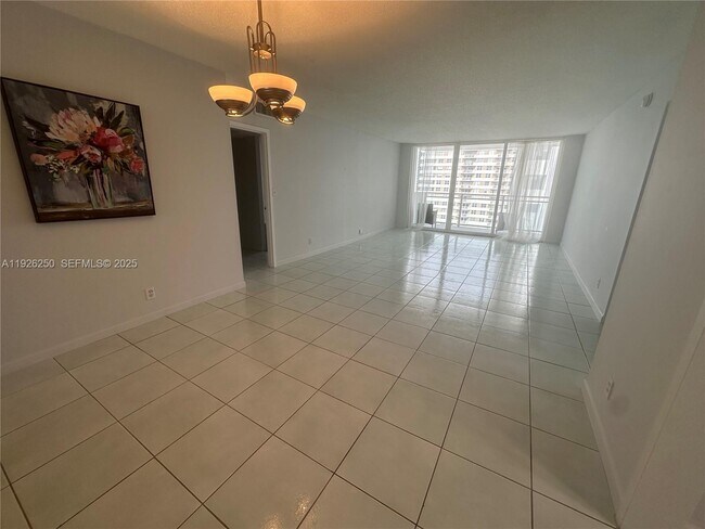 Building Photo - 2030 S Ocean Dr