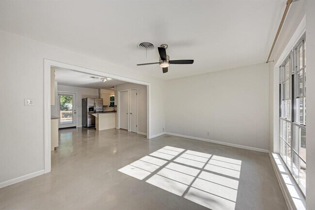 Building Photo - 2508 East Side Dr