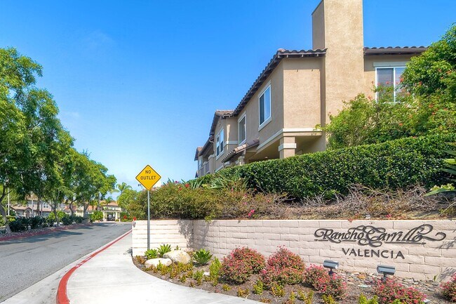 Building Photo - Immaculate Town Home in the Valencia Commu...