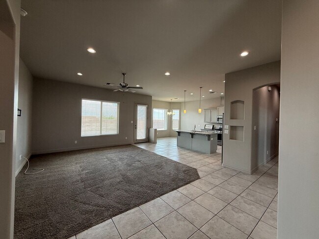 Building Photo - 4 Bedroom in Villa Chaparral!