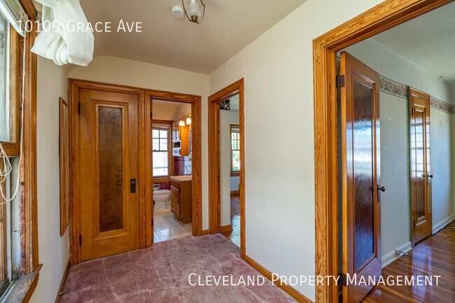 Building Photo - Solid Garfield Hts Colonial