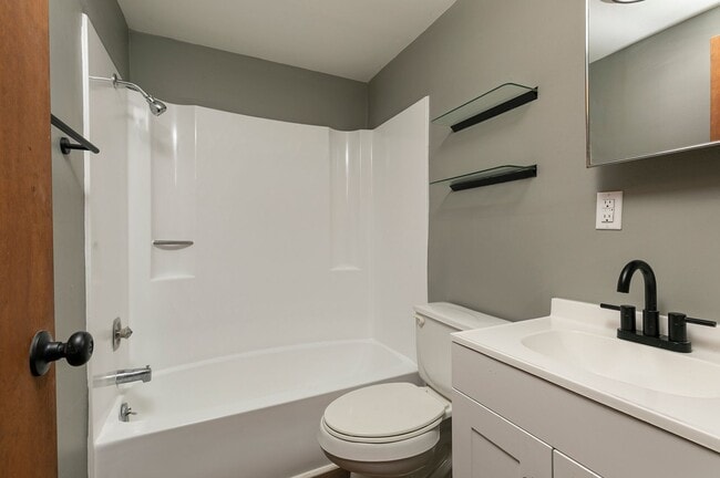 Building Photo - 2 Bedroom 1 Bathroom Home Located within w...