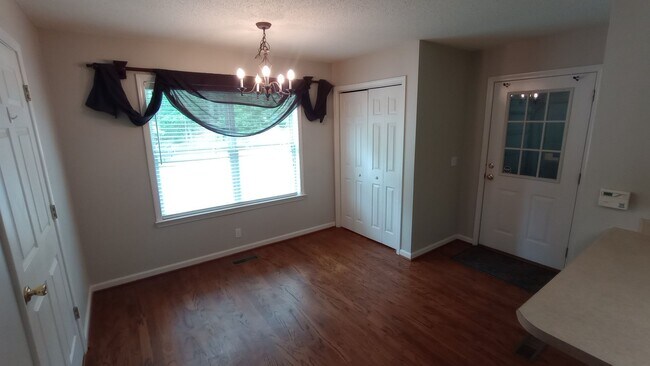 Building Photo - 4 bedroom 3 bath Home with Pickleball Cour...