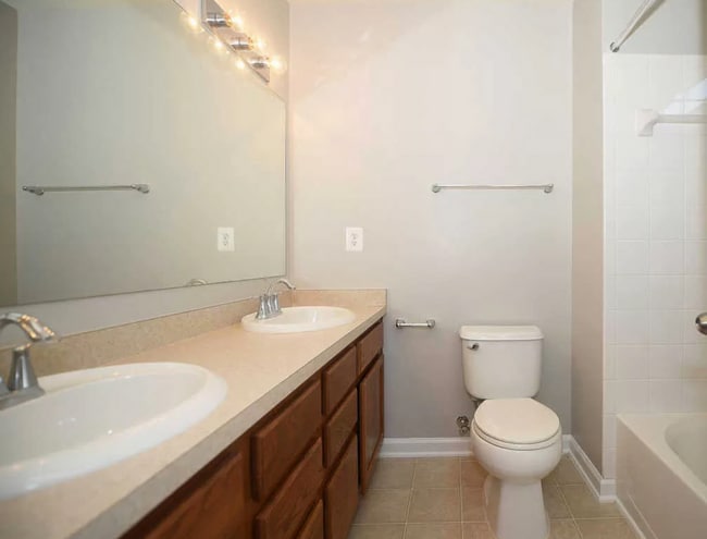 Building Photo - Beautiful End-Unit Townhome in Tanyard Spr...
