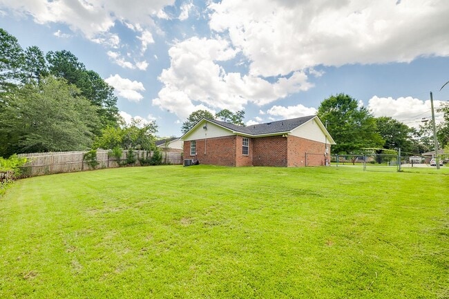 Building Photo - Spacious 3 Bedroom Home with Garage & Large Fenced Yard in Rincon