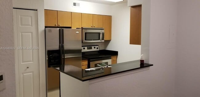 Building Photo - 2811 N Oakland Forest Dr