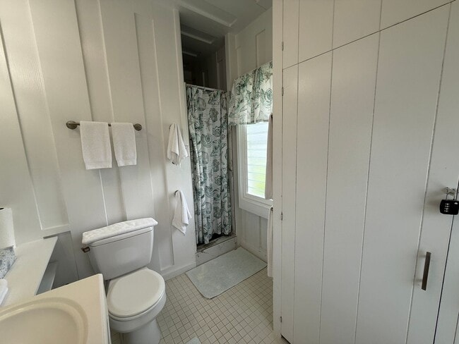 Building Photo - May to October ocean front 2/2 rental