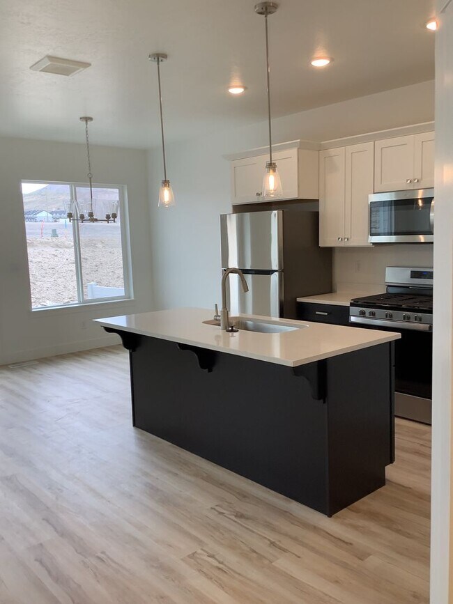 Building Photo - MAKE YOUR FIRST RENT PAYMENT UNTIL 2026-New Construction Townhome Located in Prime Saratoga Sprin...