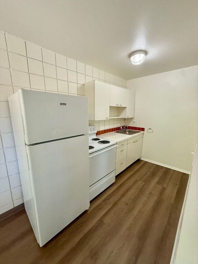 Building Photo - 1/2 Off First Month! Second-Floor 1-Bedroom Near City Park