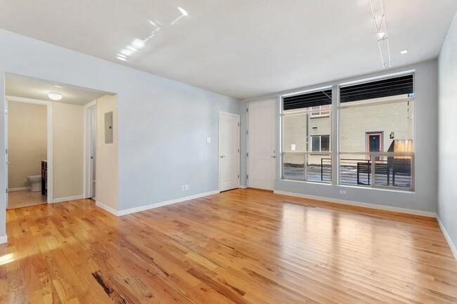 Building Photo - Lovely condo in the heart of Mayfair!