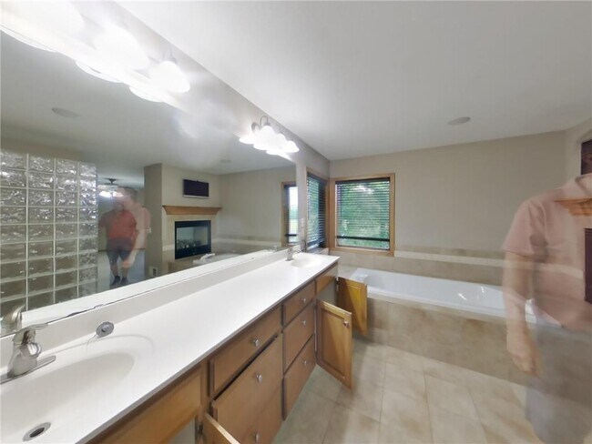 Building Photo - 8915 Umbria Pl N