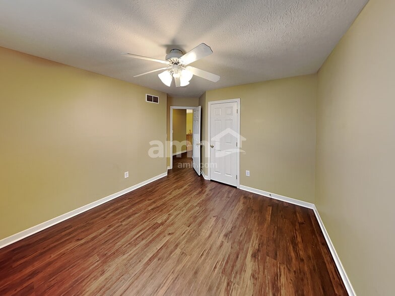 Building Photo - 203 Fox Glen Dr W