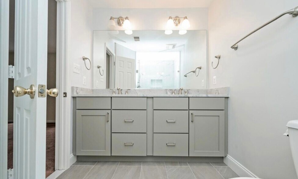 Building Photo - 203A Locust St SE