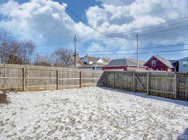 Building Photo - 10 /12 Garret St