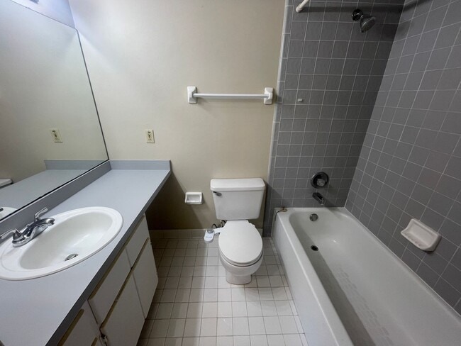 Building Photo - Discover the charm of Napier Oaks with this delightful 2-bedroom, 2-bathroom condo, perfectly sit...