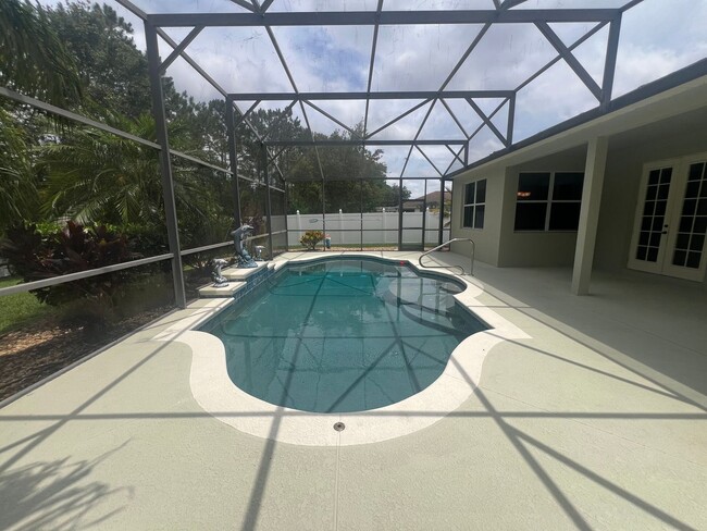 Building Photo - Beautiful 3 bedroom 2 bathroom pool home