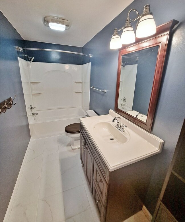 Building Photo - 3 Bed / 1-1/2 Bath Single Family Home