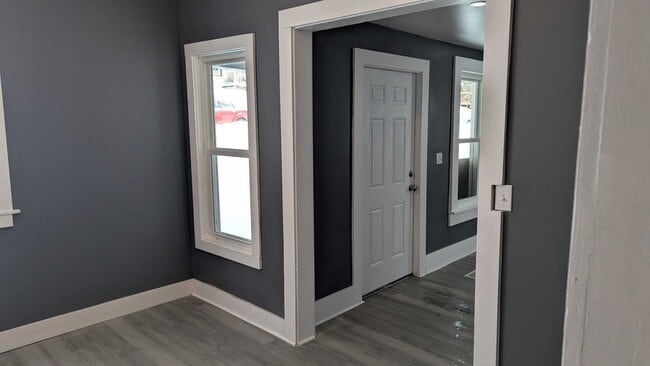 Building Photo - 812 E 3rd St