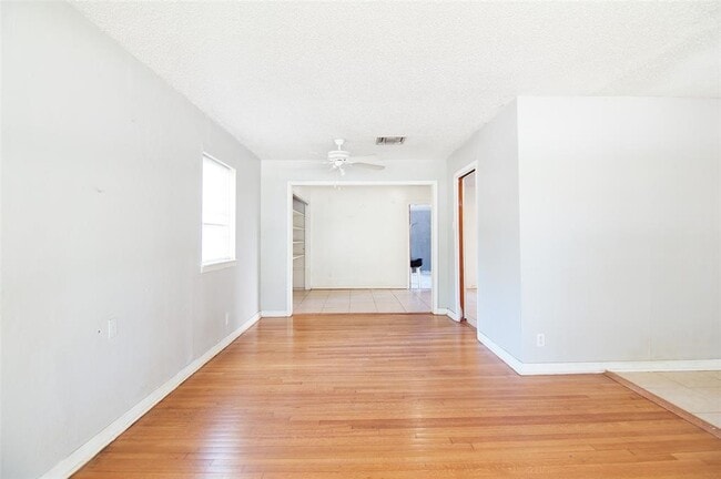 Building Photo - 4048 Newshire Dr