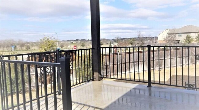 Building Photo - 704 Carillion Dr