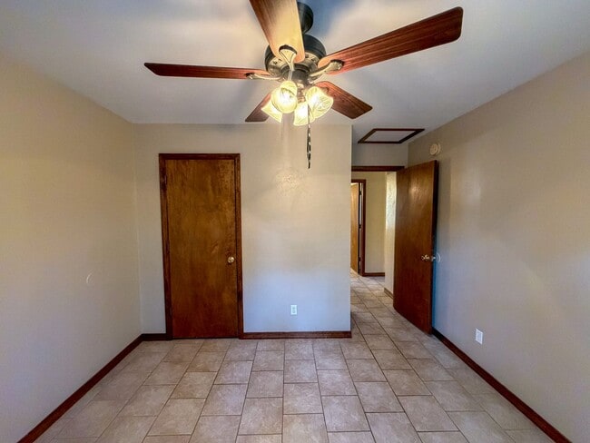 Building Photo - Well maintained 2 bedroom 1 bath duplex ~ lawn care, pest control & trash included!