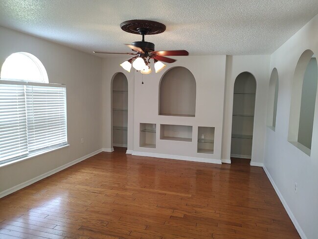 Building Photo - Spacious 4 bedroom, 2.5 bathroom house in Poinciana