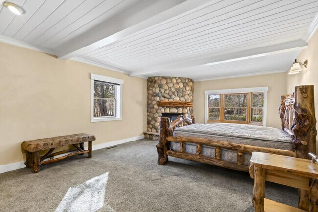 Building Photo - 306 Lona Dr