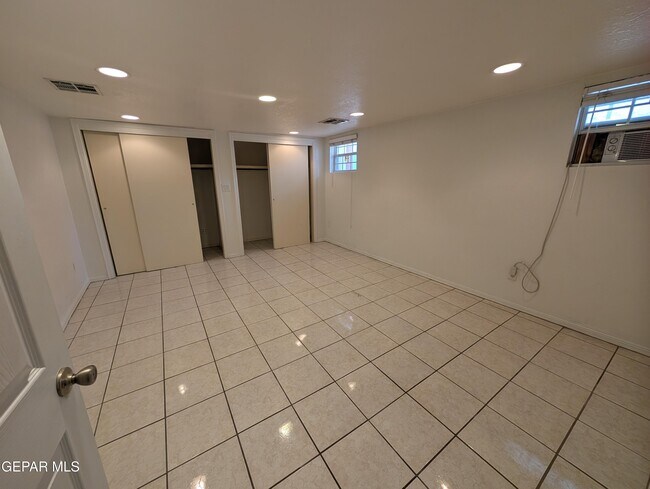Building Photo - 608 Stewart Ct