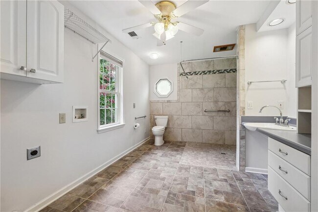 Building Photo - 2565 Chestea Dr NE