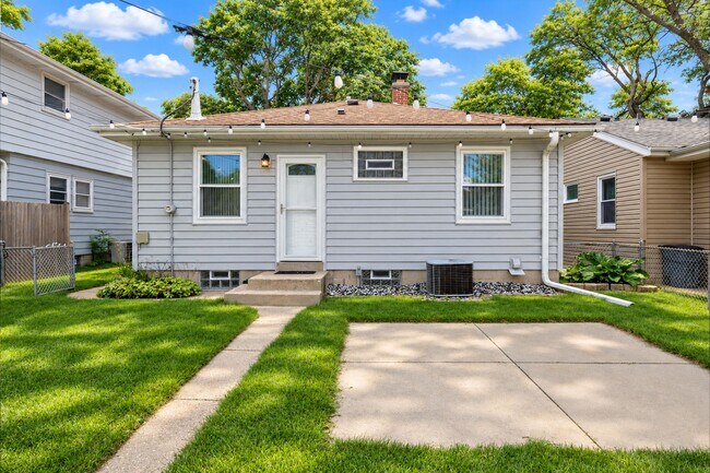 Building Photo - 5348 N Lydell Ave