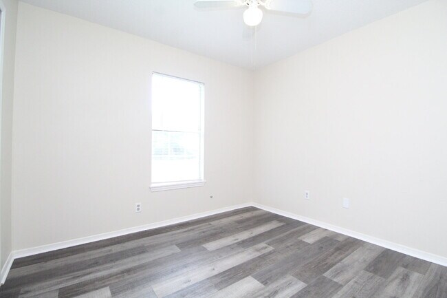 Building Photo - 3BR/2BA Home Near UWF with High Ceilings, Large Backyard Deck & Fully Fenced Yard