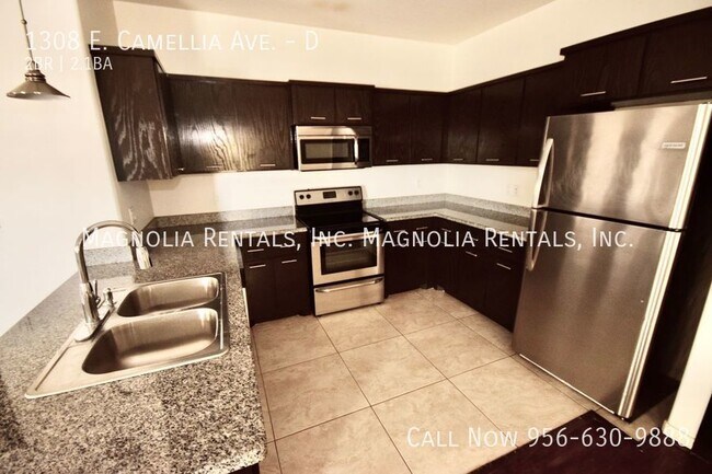 Building Photo - 2 Bed 2 Bath Townhome