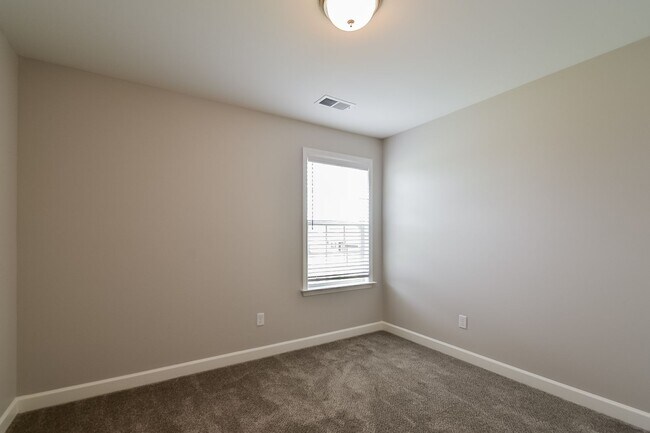 Building Photo - LakesideCirS9298